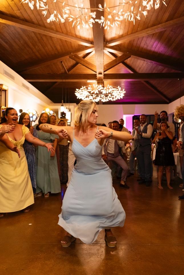 Invitée qui danse au centre de la piste lors d'un mariage animé par Modern Concept
