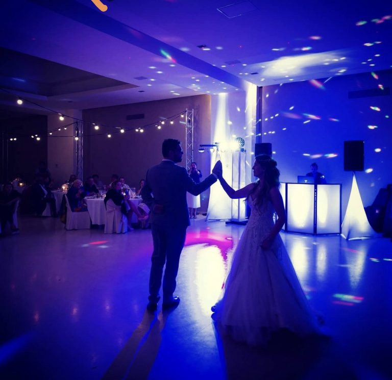 Première danse des mariés sous les lumières bleues, mariage animé par le DJ Modern Concept dans le Var