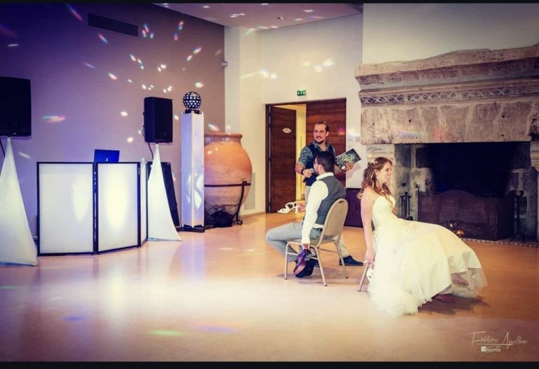 Jeu avec les mariés animé par le DJ devant la cabine Modern Concept lors d'un mariage
