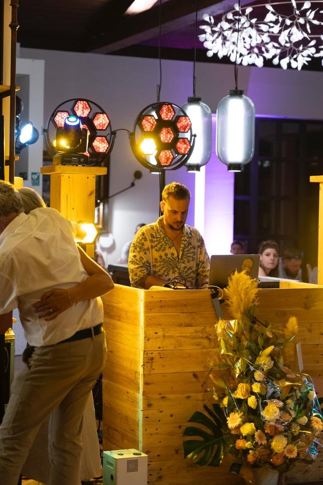 DJ Alex Anders, fondateur de Modern Concept, aux platines pendant un mariage dans le Var